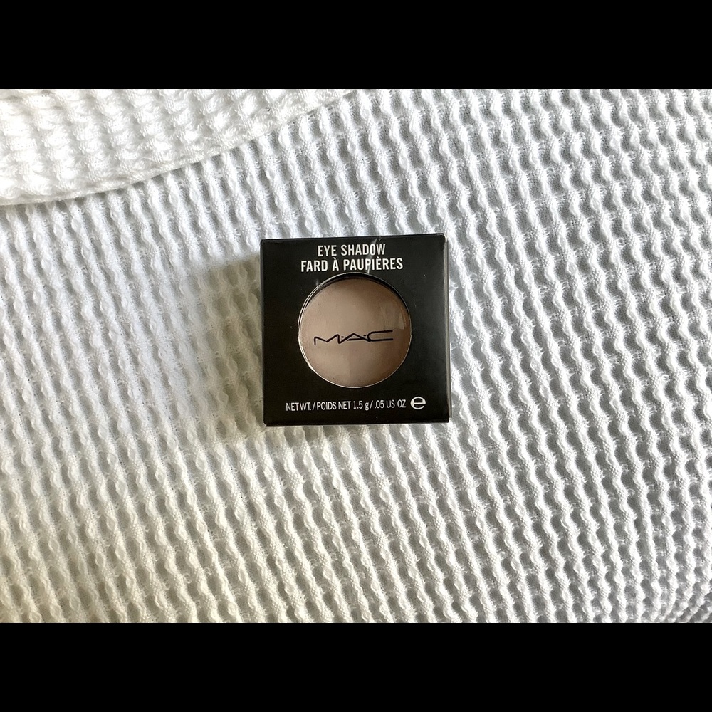 MAC eyeshadow bisque neutral light beige